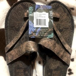 NWT Muk Luks sandals
